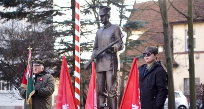 Warta harcerska przy Pomniku Powstańca Wielkopolskiego   fot. Agnieszka Godurkiewicz