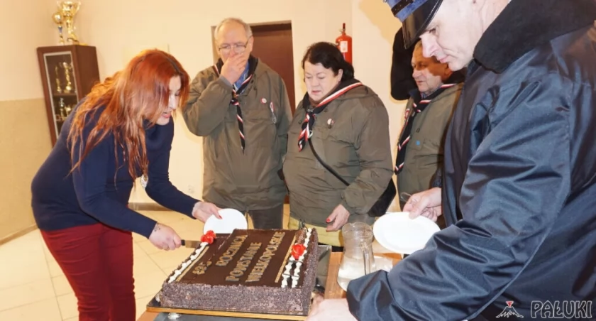Sołtyska Wylatowa Sylwia Kulas dzieli powstańczy tort   fot. Marek Holak