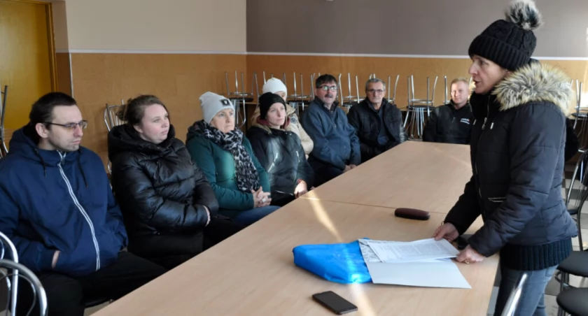 Radna, a zarazem sołtyska sołectwa Szydłówiec Anna Andrzejewska tłumaczyła mieszkańcom jak wygląda sytuacja rozmów z wójtem na temat koniecznego remontu drogi w wiosce fot. Paweł Lachowicz