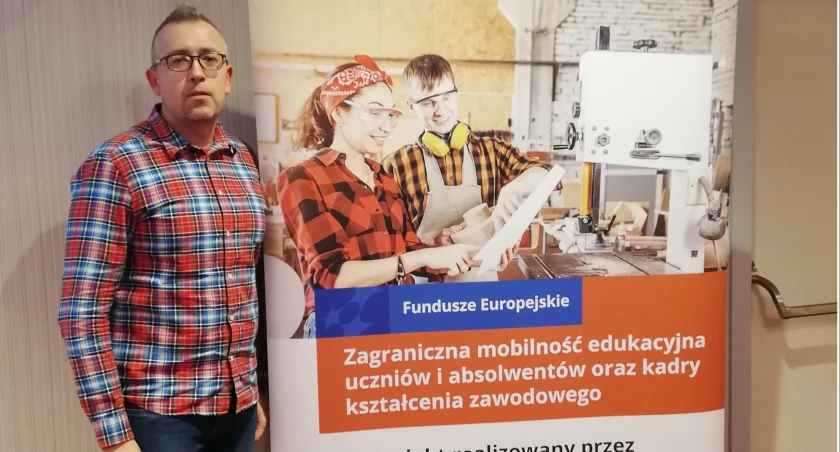 Koordynatorem projektu w strzeleńskim Zespole Szkół jest nauczyciel języka angielskiego Szymon Pawlak fot. Magdalena Lachowicz