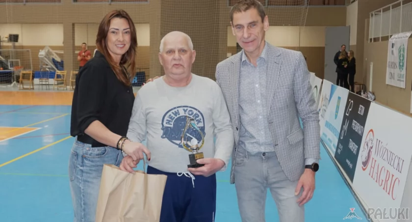 Statuetkę i upominki wręczyli Tadeuszowi Malczewskiemu prezeska Sokoła Aga Laskowska i burmistrz Leszek Duszyński   fot. Marek Holak