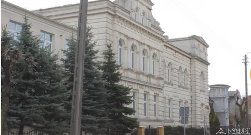 We wtorek, 16 stycznia zajęcia w szkołach powiatowych nie odbędą się. Na zdjęciu budynek strzeleńskiego liceum fot. Magdalena Lachowicz