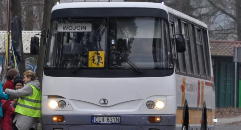 Kierowcą autobusu dowożącego dzieci do szkoły w Wójcinie jest Ryszard Kośmicki. To on podjął trafną decyzję, by zaprzestać jazdy na oblodzonej drodze w Nowej Wsi. Opiekunką dzieci w autobusie jest Alina Przygoda fot. Magdalena Lachowicz 