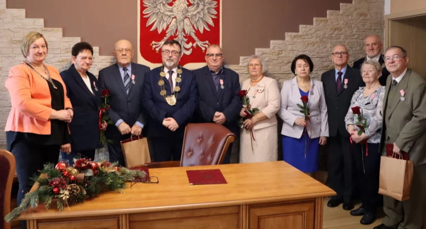 Odznaczeni złoci jubilaci z władzami Trzemeszna fot. UM Trzemeszno