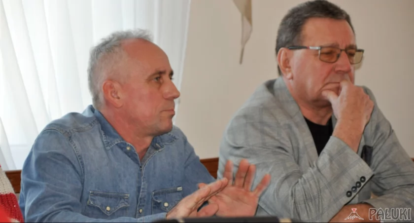 Problem z połamaną klapa studzienki na chodniku w Rzeszynie zgłosił podczas obrad komisji Rady Gminy radny Paweł Glanc (z lewej) fot. Paweł Lachowicz