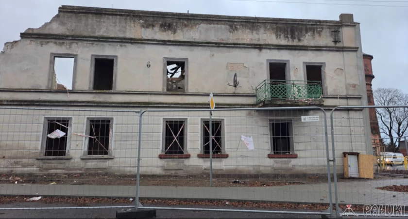 Na ścianie szczytowej tej kamienicy miał powstać mural o tematyce historycznej, niestety budynek ze względu na bezpieczeństwo mieszkańców musi zostać rozebrany. Obecnie trwają prace rozbiórkowe fot. Magdalena Lachowicz