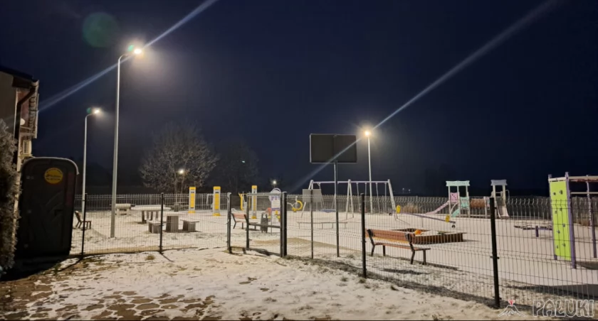 Lampy świecą w nocy na placu zabaw w Stodołach ze względów bezpieczeństwa fot. Magdalena Lachowicz