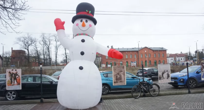 Nie wiadomo, czy w ferie zimowe spadnie śnieg i dzieci będą mogły lepić taaakie bałwany, jak ten przy Magazynie Zbożowym GS fot. Marek Holak