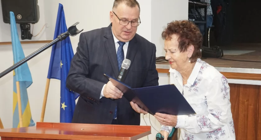 Wyróżnienie Marii Krzymień wręcza przewodniczący Paweł Molenda   fot. Marek Holak