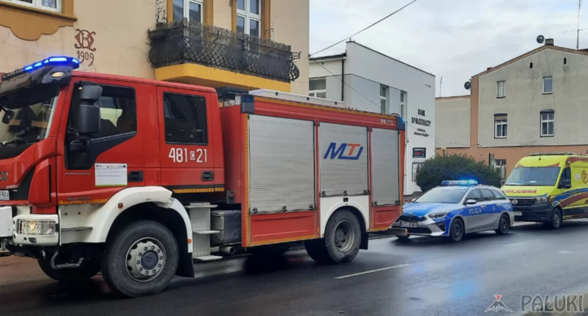 Straż pożarna, policja i ratownicy medyczny na ul. Jagiełły w Mogilnie   fot. Marek Holak