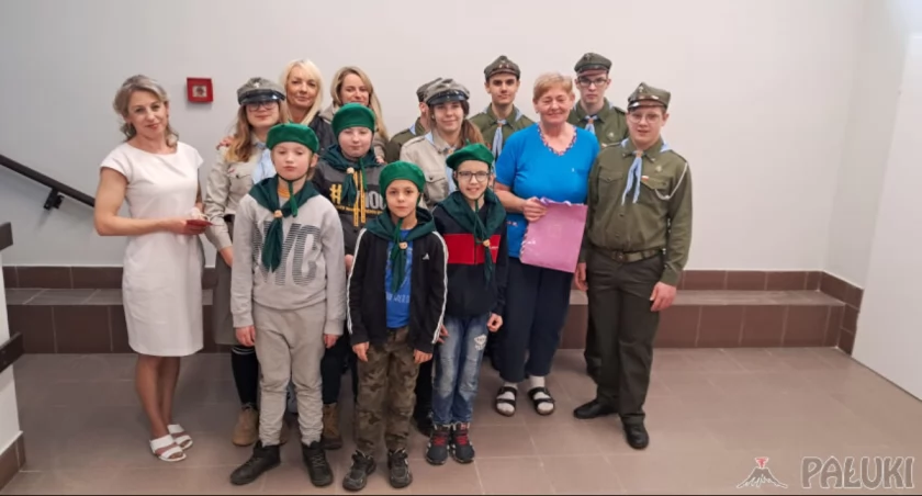 Harcerze i zuchy z SOSW z personelem strzeleńskiego ZOL oraz opiekunami fot. Magdalena Lachowicz 