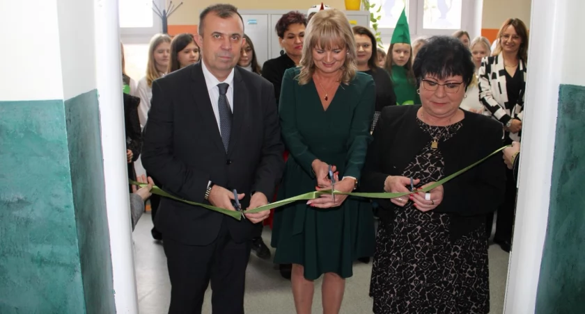 Uroczyście przecięli wstęgę: wójt Dąbrowy Marcin Barczykowski, wizytatorka Kuratorium Oświaty Melania Kranc i dyrektorka szkoły Wioletta Górna fot. SP Szczepanowo 