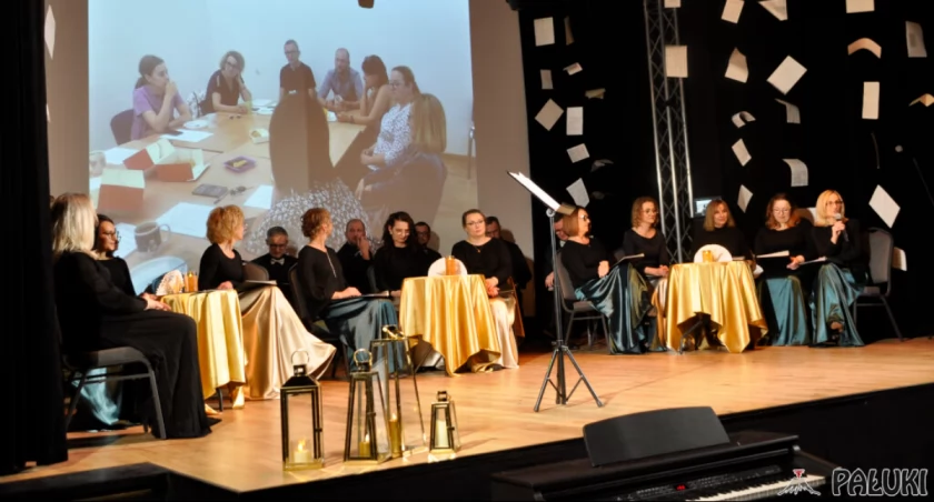 Na specjalnie przygotowanej scenie przy stoliczkach zasiedli członkowie chóru. Rola konferansjerów przypadła Alicji Jackowskiej i Pawłowi Gębali fot. Magdalena Lachowicz