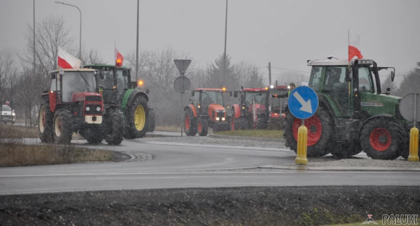 Przejazd kolumną ciągników wraz z osprzętem, samochodów osobowych oraz ciężarowych odbędzie się przez DK nr 25 Na trasie Jeziora Wielkie - Kuśnierz - Nożyczyn fot. Paweł Lachowicz