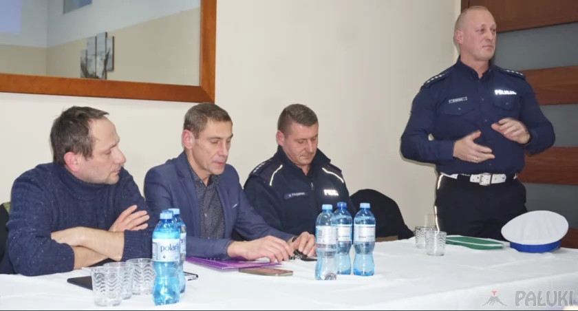 Policjanci z KPP w Mogilnie obecni na zebraniu 23 stycznia prosili, by przestrzegać przepisów i pamiętać, że na osiedlu zachodnim w Mogilnie obowiązuje strefa zamieszkania. Prosili także, by na siebie nawzajem sąsiad na sąsiada nie donosić, a raczej wspierać się i pomagać sobie. fot. Marek Holak