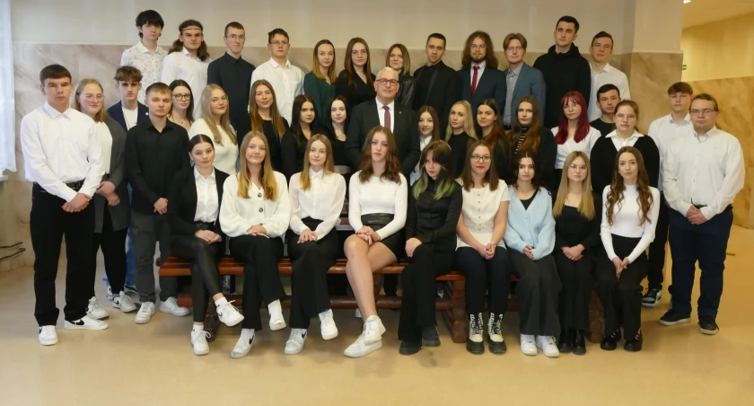 Nagrodzeni stypendiami marszałka uczniowie Zespołu Szkół w Mogilnie z dyrektorem Zbigniewem Grzechowskim fot. ZS Mogilno