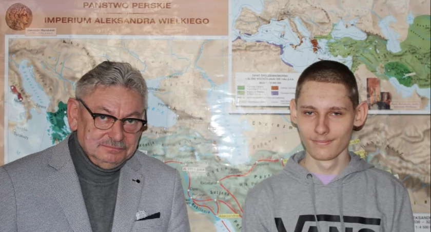 Marcel Sadowski z nauczycielem historii Marianem Mikołajczakiem, pod kierunkiem którego przygotowywał się do olimpiady fot. Sławomir Antkowiak (ZS Strzelno)