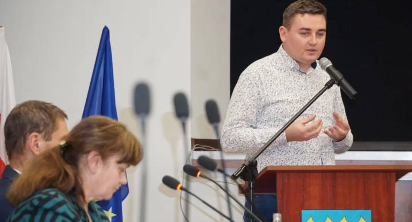 Dyrektor Łukasz Kuntowski wyjaśnia radnym, co będzie zawierała inwestycja przy szkole w Padniewie   fot. Marek Holak