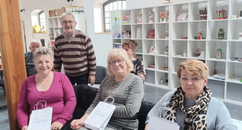 Seniorki i seniorzy otrzymali materiały edukacyjne oraz czynnie brali udział w dyskusji fot. Grażyna Rosłaniec