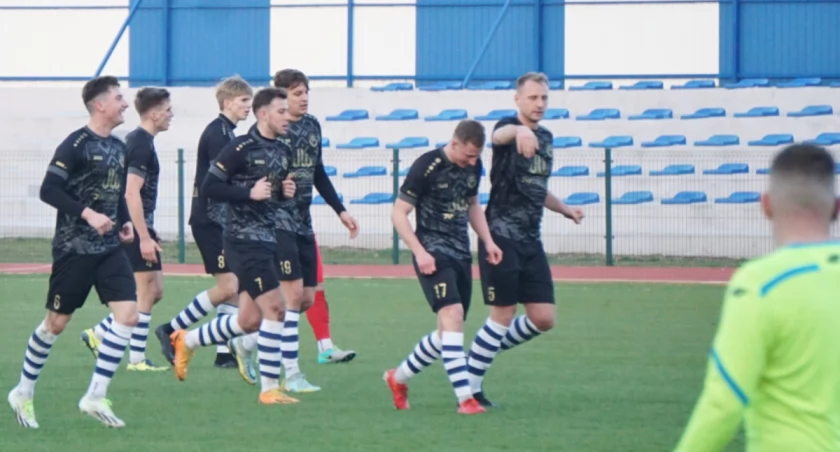 Piłkarze Pogoni cieszą się po kolejnym zdobytym golu   fot. Marek Holak