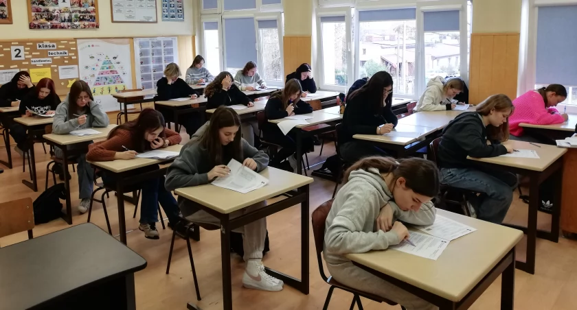 W części pisemnej uczniowie przystępowali do testów znajomości zagadnień zawodowych i językowych fot. Magdalena Lachowicz