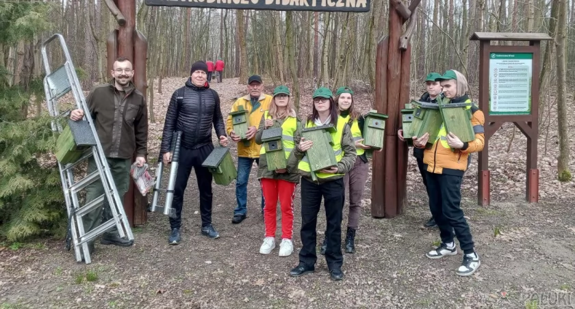 Ekipa harcerzy i członków PTTK z leśnikiem Radosławem Roszakiem wyrusza na leśne tereny celem powieszenia budek lęgowych dla ptaków fot. Magdalena Lachowicz