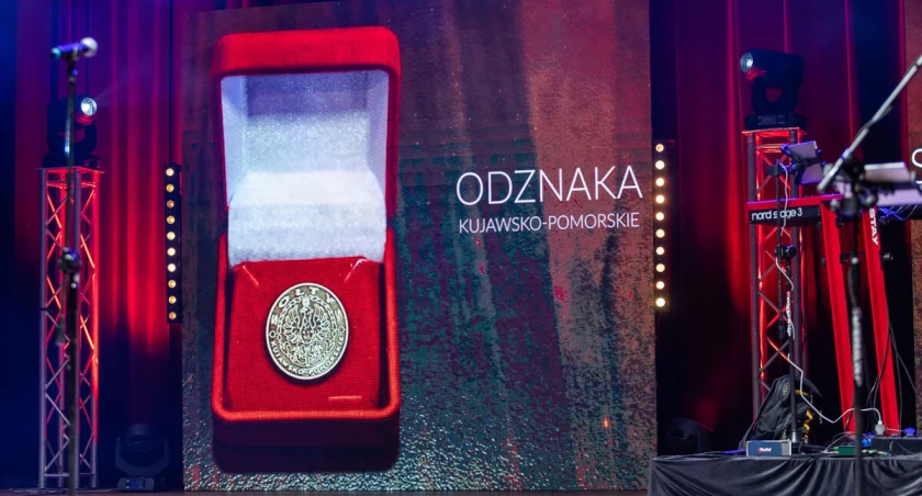 Odznaki przyznawane sołtysom  przez marszałka Piotra Całbeckiego fot. Szymon Zdzieblo dla UMWKP