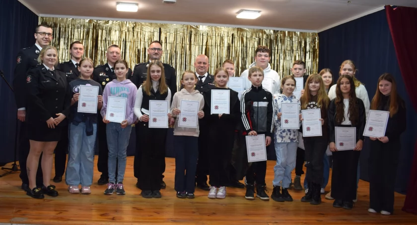 Uczestnicy konkursu z organizatorami i komisją konkursową fot. Maria Łopuch (OSP Orchowo)