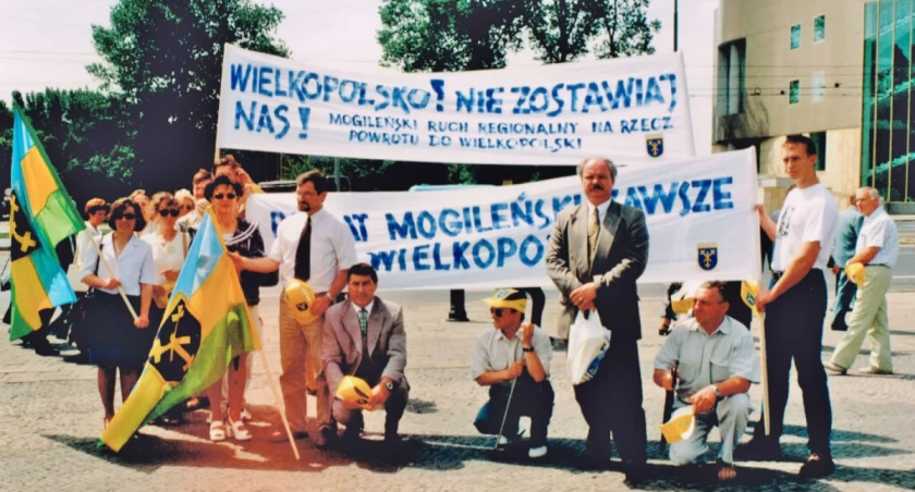 Manifestacja w Poznaniu 28 czerwca 1998 roku, od lewej: Zofia Zielińska, Katarzyna Rykowska, Barbara Foremska, Andrzej Bukowski, ówczesny burmistrz Stanisław Łaganowski, Andrzej Ratajczak, ówczesny zastępca burmistrza Przemysław Majcherkiewicz, Jan Gwiazda i Andrzej Bauza fot. arch. domowe Przemysława Majcherkiewicza