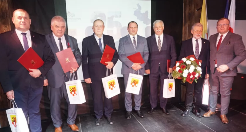 Od lewej, przewodniczący Rady Powiatu: Robert Musidłowski, Jan Bartecki i Wiesław Gałązka oraz starostowie - Bartosz Nowacki, Tomasz Barczak, Tadeusz Szymański i Tomasz Krzesiński   fot. Marek Holak
