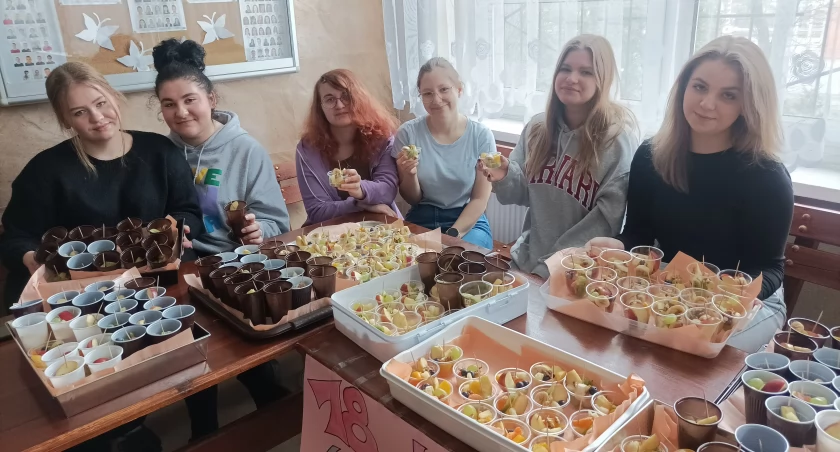 Na obchodzone w szkole święto uczniowie przygotowali zdrowe przekąski i sałatki owocowe fot. ZS Mogilno