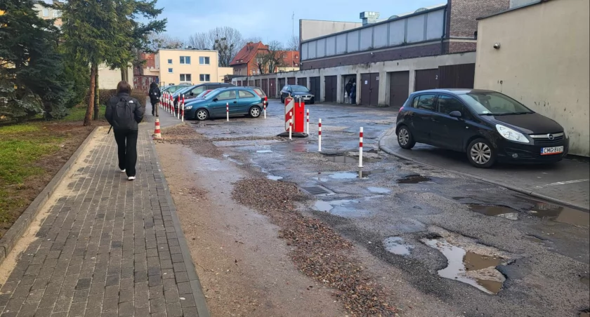 Po wielu latach oczekiwań mieszkańcy osiedla przy ul. Dworcowej będą mieli nową nawierzchnię parkingu. Prace ruszyły 20 marca. fot. Magdalena Lachowicz