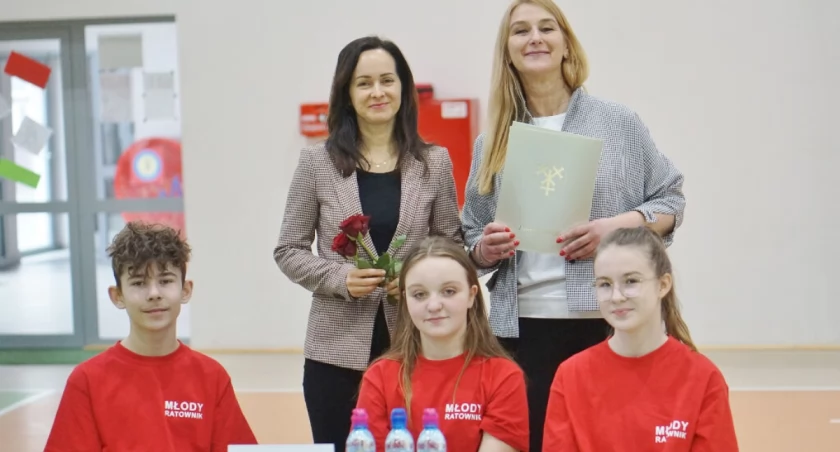 Zwycięska ekipa z SP 3 w Mogilnie, w składzie: Zofia Wąśniewska, Wiktor Feliński i Julia Cienkuszewska, opiekunki - Marzena Gabryszak i Katarzyna Lech-Furdal fot. Marcin Zieliński