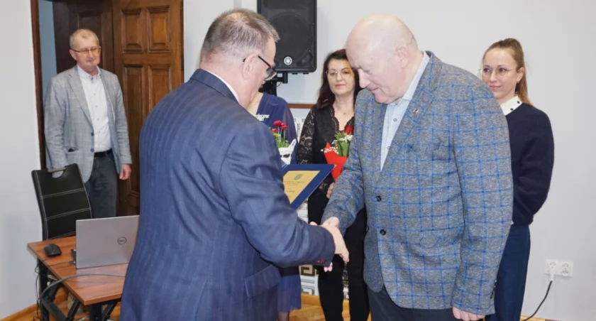 Przewodniczący Paweł Molenda wręcza tytuł Stanisławowi Greli   fot. Marek Holak
