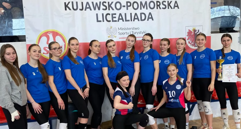 Reprezentacja mogileńskiego Zespołu  Szkół z pucharem za zajęcie 4. miejsca w finale licealiady fot. ZS Mogilno