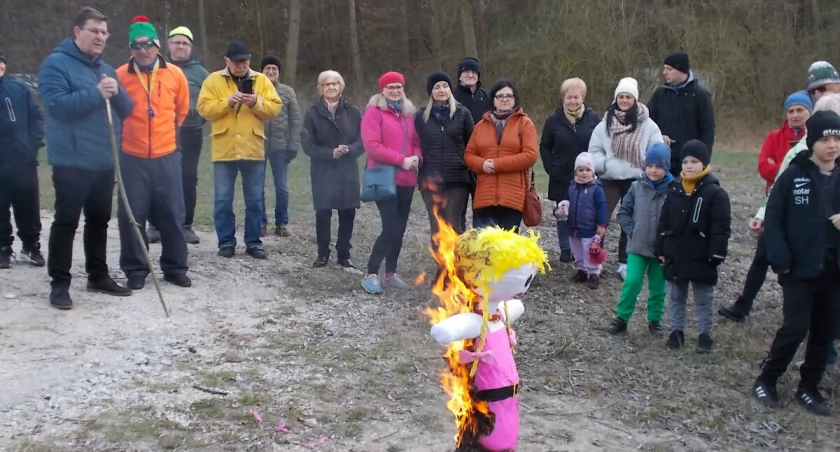 Na plaży w Łąkiem cykliści spalili marzannę, przepędzając w ten sposób zimę fot. Maria Reinholz
