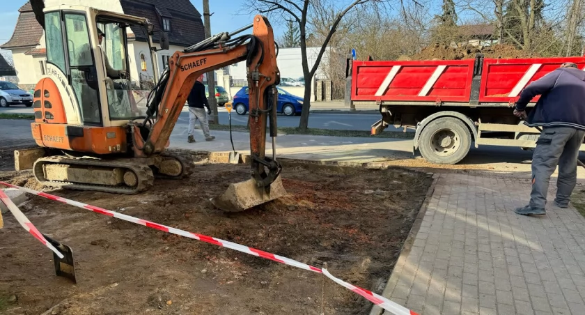 Spółdzielnia zleciła utwardzenie terenu przy ul. Hallera 33 od strony balkonów, w miejscu gdzie stał kiedyś drewniany kiosk z obuwiem. Dzięki temu powstały dodatkowe miejsca parkingowe dla mieszkańców fot. Magdalena Lachowicz