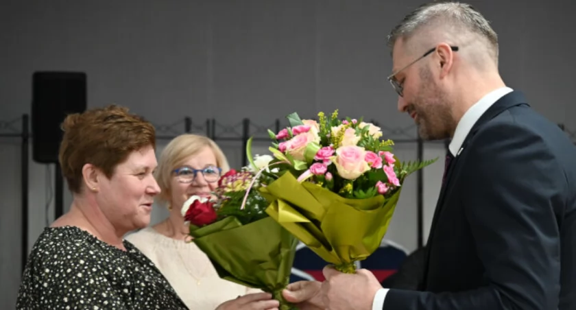 Kwiaty od wójta otrzymują sołtyski Emilia Wojtasik (Nowa Wieś) i Barbara Godzich (Nożyczyn) fot. Paweł Lachowicz