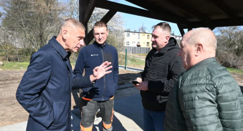 We wtorek, 26 marca na terenie inwestycji z wykonawcami spotkali się burmistrz Leszek Duszyński i sołtys Stanisław Radtke fot. Paweł Lachowicz 