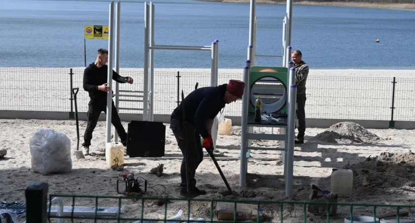 Na placu zabaw na plaży głównej firma montuje nowe urządzenia zabawowe fot. Paweł Lachowicz