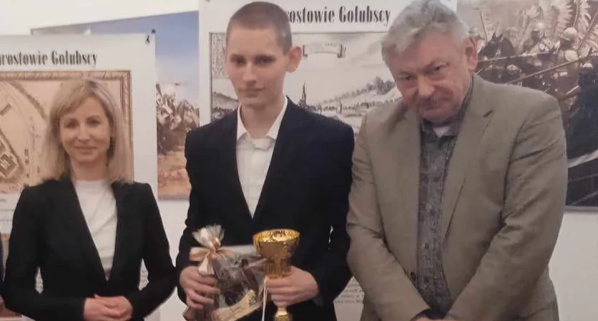 Marcel Sadowski z opiekunem merytorycznym, historykiem Marianem Mikołajczakiem i posłanką Magdaleną Łośko po wręczeniu pucharu i nagród fot. ZS Strzelno
