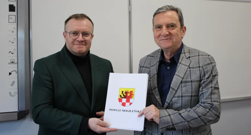 Podziękowanie od starosty otrzymał nauczyciel geografii Paweł Marczewski fot. Sławomir Antkowiak