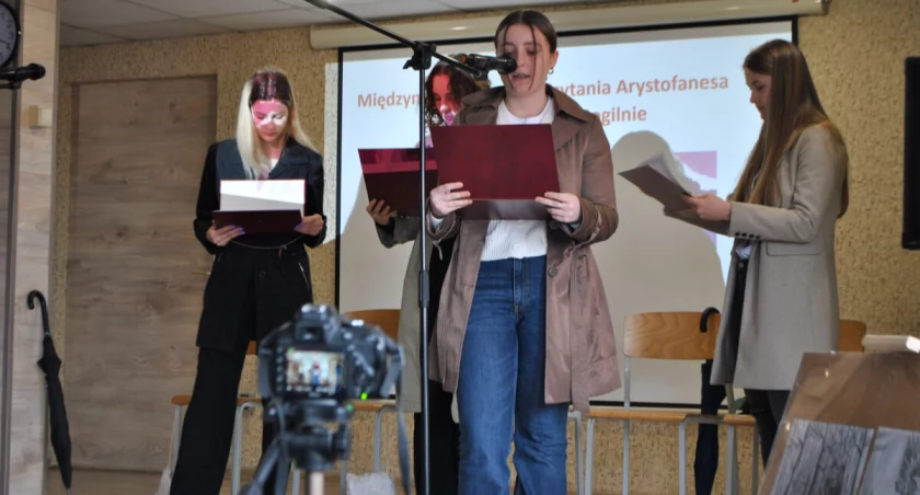 Uczniowie podczas czytania fragmentów komedii Arystofanesa fot. ZS Mogilno