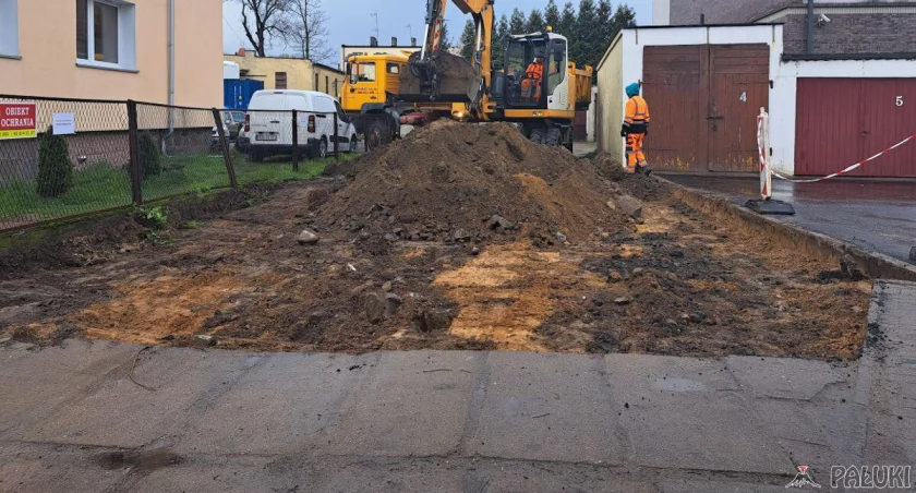 Trwa przebudowa terenu przy budynku ośrodka zdrowia dla dzieci, który stanie się poszerzeniem spółdzielczego parkingu przy ul. Dworcowej fot. Magdalena Lachowicz