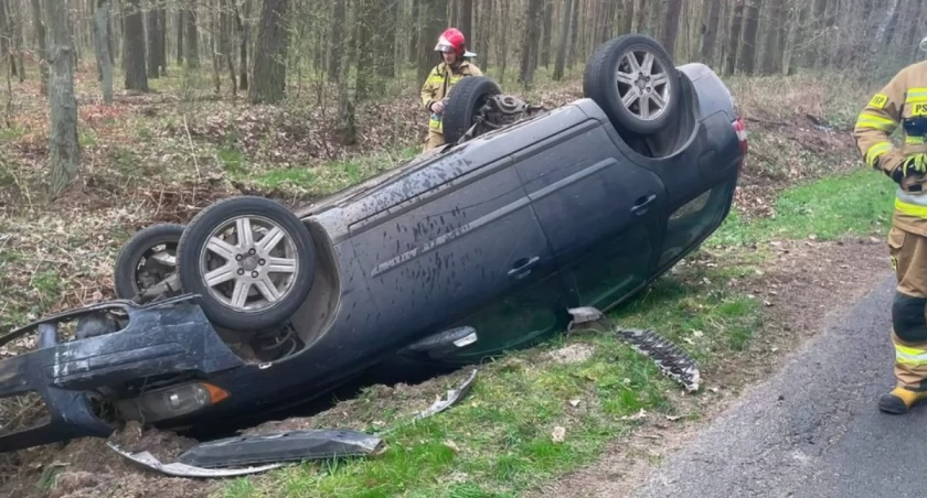Samochód osobowy wypadł z drogi i dachował w przydrożnym rowie fot. OSP Wójcin
