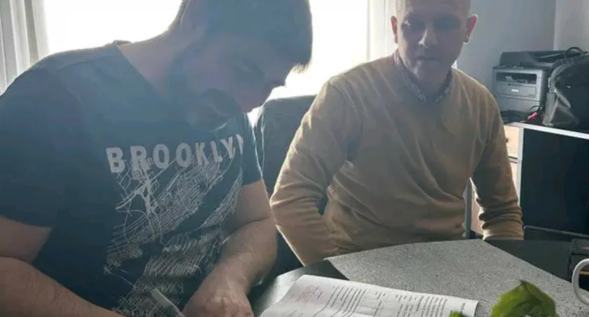 Umowę darowizny podpisują Paweł Jankowski prezes Stowarzyszenia 