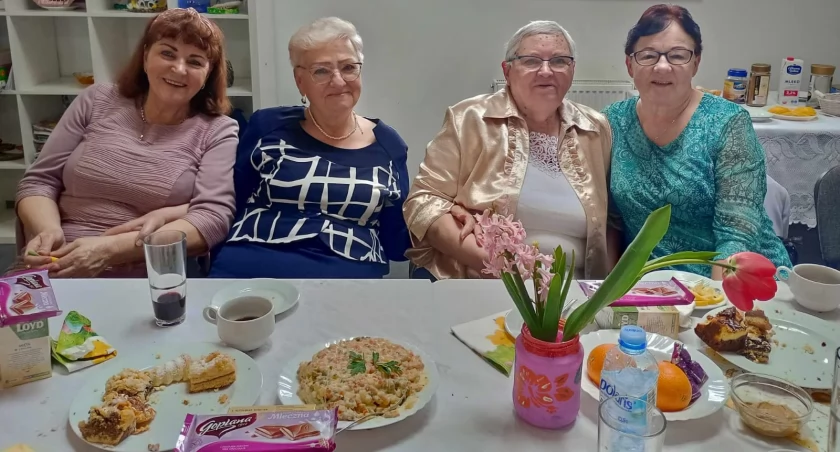 Seniorzy przy wielkanocnym śniadaniu fot. arch. Klub Seniora