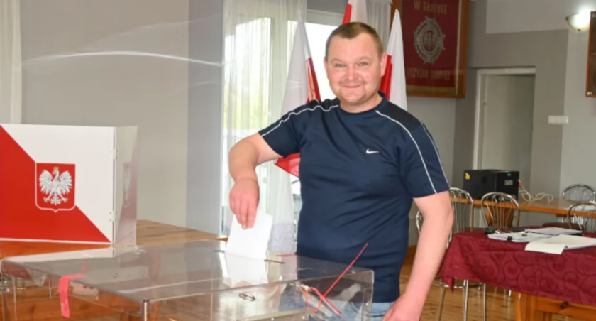 W siedzibie komisji wyborczej w Ostrowie (gm. Strzelno) głosuje Robert Bromberek fot. Magdalena Lachowicz