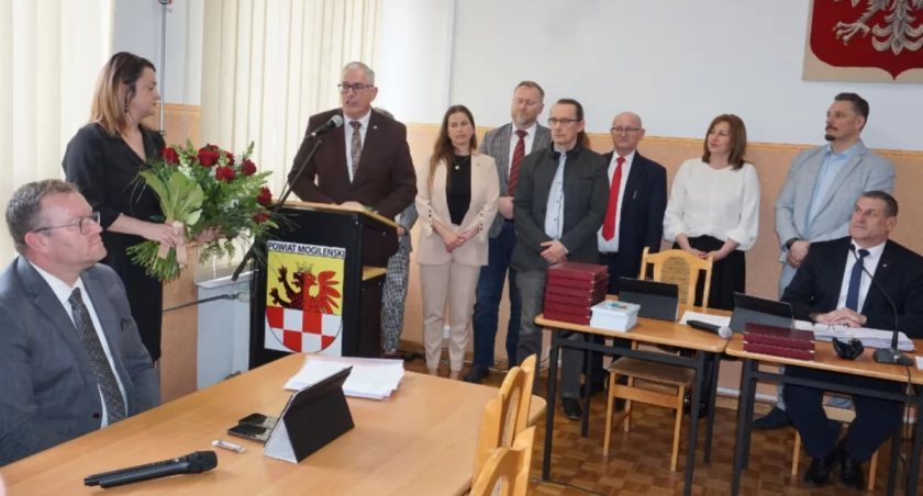 Podziękowania za współpracę w minionej kadencji na ręce starosty mogileńskiego Tomasza Krzesińskiego składają dyrektorzy szkół powiatowych   fot. Marek Holak