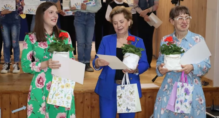 Komisja konkursowa po otrzymaniu podziękowań fot. arch. ZSP Słowikowo